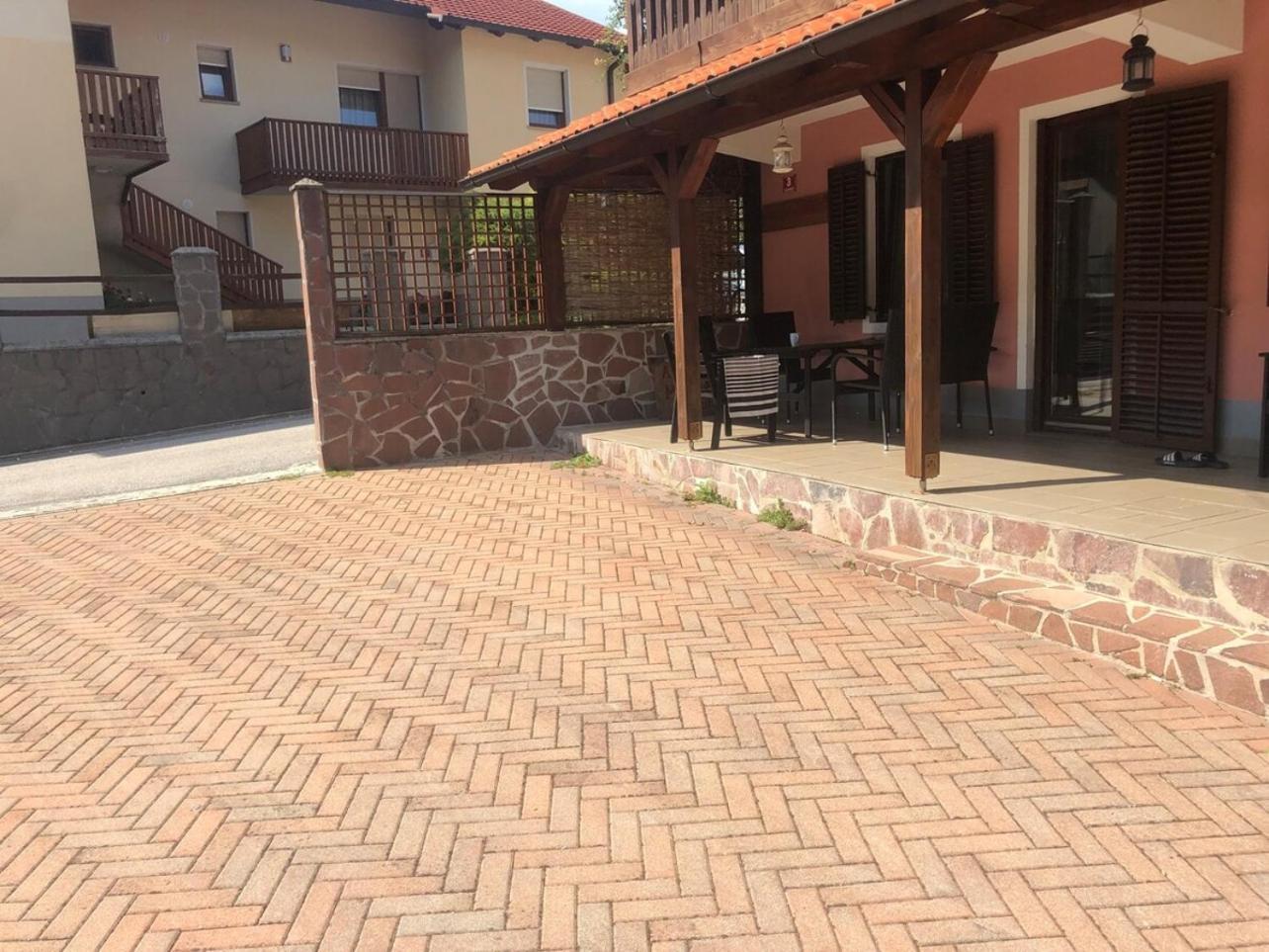 House Maharac With 3 Apartments Till 18 Persons Kamno 外观 照片